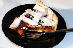 Tarta cu piersici si afine