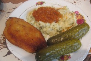 Cordon bleu pe pat de orez si zacusca de dovlecel