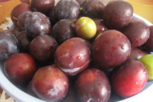 Gem de prune dulce-acrisor cu miez de nuca