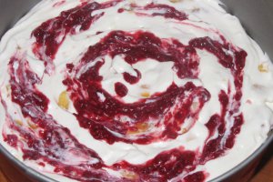 Cheesecake cu piersici si zmeura