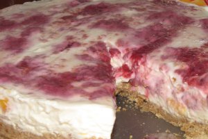 Cheesecake cu piersici si zmeura