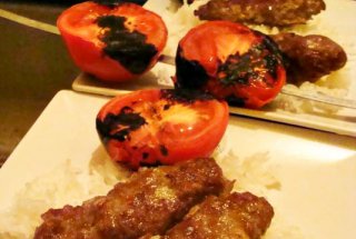 Kebab iranian cu rosii pe gratar