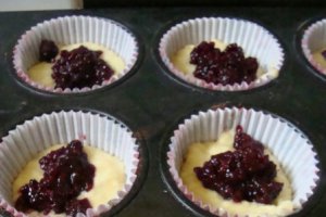 Muffins umplute cu gem de mure