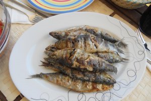 Sardine la gratar cu salata de ardei copti