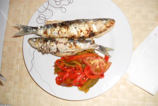 Sardine la gratar cu salata de ardei copti