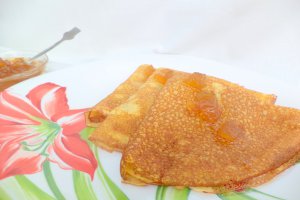Clatite pufoase reteta cu dulceata de pepene rosu