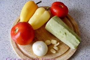 Paste integrale cu legume si sos mexican