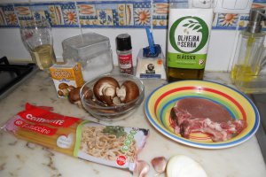 Fetuccini cu ciuperci si cotlet de porc