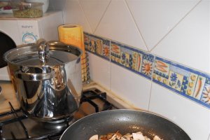 Fetuccini cu ciuperci si cotlet de porc