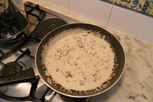 Fetuccini cu ciuperci si cotlet de porc
