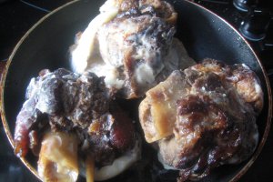 Omleta cu urda, marar si carne de porc de la garnita