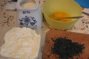 Omleta cu urda, marar si carne de porc de la garnita