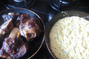 Omleta cu urda, marar si carne de porc de la garnita