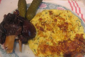 Omleta cu urda, marar si carne de porc de la garnita