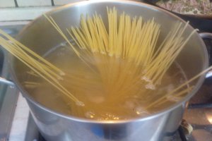 Spaghetti cu mazare si prosciutto cotto