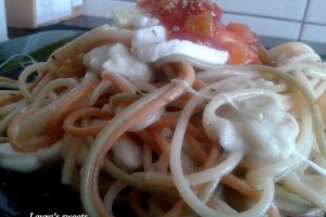 Spaghettini cu mozzarella si sos picant de legume