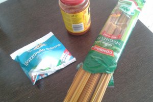 Spaghettini cu mozzarella si sos picant de legume