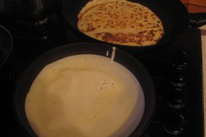 Tort de clatite cu gem de prune si budinca de ciocolata