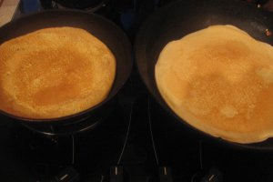 Tort de clatite cu gem de prune si budinca de ciocolata
