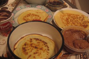 Tort de clatite cu gem de prune si budinca de ciocolata