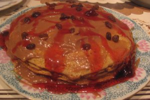 Tort de clatite cu gem de prune si budinca de ciocolata