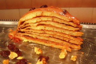 Tort de clatite cu gem de prune si budinca de ciocolata