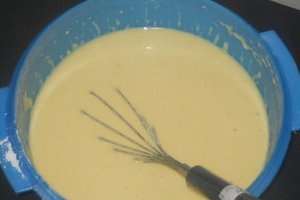 Prajtura cu lapte batut si dulceata de caise