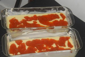 Prajtura cu lapte batut si dulceata de caise