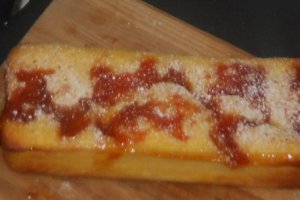 Prajtura cu lapte batut si dulceata de caise