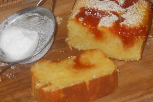 Prajtura cu lapte batut si dulceata de caise