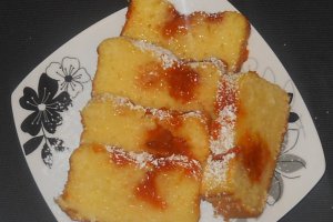 Prajtura cu lapte batut si dulceata de caise