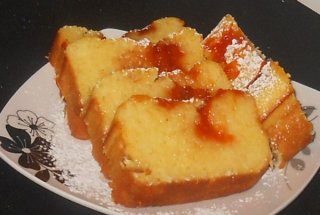 Prajtura cu lapte batut si dulceata de caise