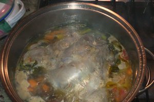 Carne cu sos de morcovi si garnitura de mazare