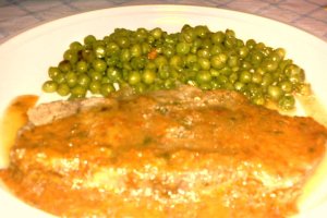 Carne cu sos de morcovi si garnitura de mazare