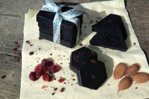 Ciocolata neagra cu migdale si merisoare