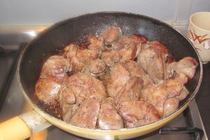 Ficatei de pui cu sos de vin si cus-cus