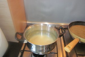 Ficatei de pui cu sos de vin si cus-cus