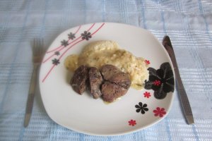 Ficatei de pui cu sos de vin si cus-cus