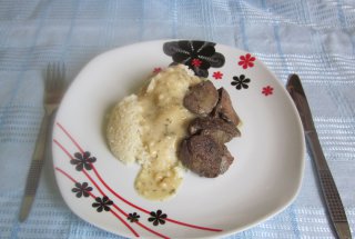Ficatei de pui cu sos de vin si cus-cus