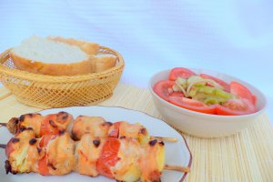 Frigarui din piept de pui marinat in iaurt, cu legume