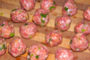 Salata de ceapa cu bilute de carne