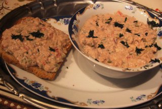Pasta de ton maruntit cu castraveciori murati
