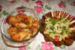 Legume la cuptor cu pulpite in sos de rosii