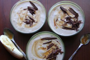 Mousse de banane cu unde de caramel