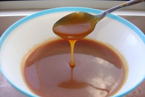 Mousse de banane cu unde de caramel
