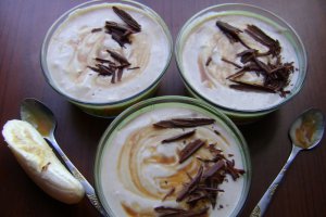 Mousse de banane cu unde de caramel