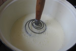 Tort cu piscoturi, crema de vanilie si gem de prune acrisor
