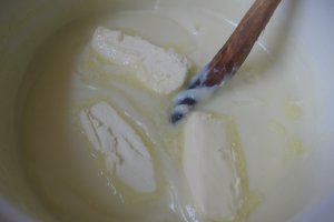 Tort cu piscoturi, crema de vanilie si gem de prune acrisor