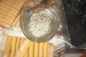 Tort cu piscoturi, crema de vanilie si gem de prune acrisor