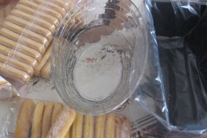 Tort cu piscoturi, crema de vanilie si gem de prune acrisor